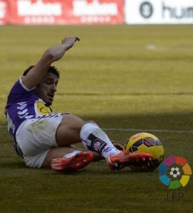 Lo que a Rubi le queda sin Pereira 2 Jonathan Pereira disputa un balón desde el suelo