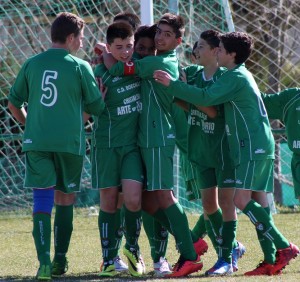 "Por un campo digno" 2 Equipo infantil del Boecillo, que entrena Juanjo, jugador del Real Valladolid Promesas Foto: Rosa M. Martín