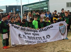 "Por un campo digno" 3 Varios jugadores del club sostienen una pancarta reivindicativa || Foto: Rosa M. Martín