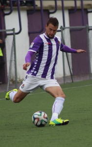 El Promesas se reencuentra 2 Carmona golpea al balón || Foto: Rosa M. Martín