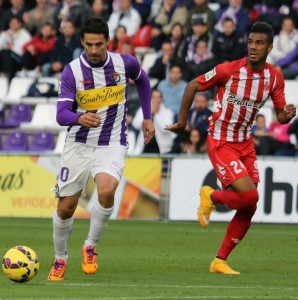 Óscar conduce el balón ante Ramalho Foto: Real Valladolid