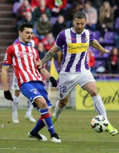 Timor pelea un balón ante un sportinguista Foto: Real Valladolid