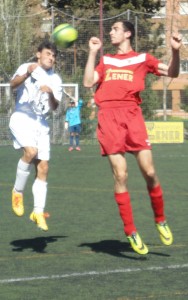 Juan pelea un balón aéreo Foto: Sergio Sanz