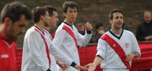 Duelo sin presiones en el Ciudad Deportiva Fernández García 2 Kiko y Peque celebran un gol Foto: Rosa M. Martín