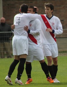 El Simancas certifica su descenso 2 Celebración del gol de Kiko Foto: Rosa M. Martín