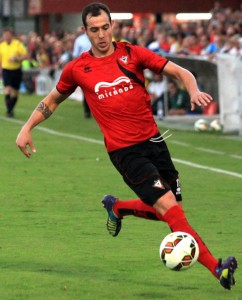 Urko Vera controla un balón || Foto: El Correo de Burgos