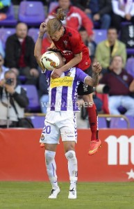 El Detalle: La lección del buen estudiante 2 Aitor Fernández de sube a Hernán para cabecear un balón