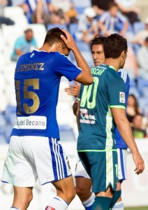 Óscar entre dos jugadores del Recre Foto: LFP