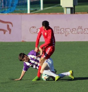 Regalo de despedida en la Nueva Condomina 2 Toni contra un jugador del Real Murcia Foto: Rosa M. Martín