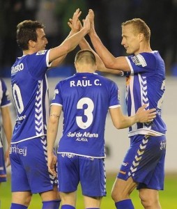 Los jugadores del Alavés celebran un gol || Foto: El Correo