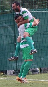 Dos jugadores de La Virgen festejan uno de sus goles Foto: Rosa M. Martín