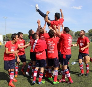 Miguel González, manteado por la plantilla del Villa de Simancas 