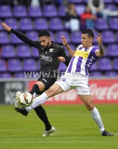 Hernán Pérez pelea un balón