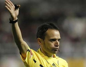 Guía para sobrevivir a una promoción de ascenso 3 Amoedo Chas pitó la vuelta del Elche-Valladolid|| Foto: Marca