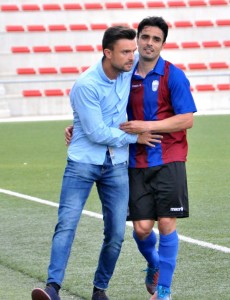 Rubén Albés: trabajador, cercano a los jugadores y comunicativo 3 Rubén Albés con un jugador del Eldense Foto: Vicen Muñoz