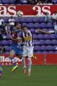 Óscar Díaz puja por un balón aéreo