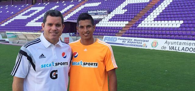 El Real Valladolid anuncia a Renzo Zambrano 1 Renzo Zambrano, junto a Sebastián Cano, de Secasport || Foto: Secasport