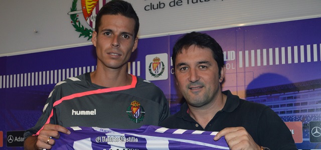 El portero, casi cerrado; el '8' y el '9', a la espera 1 Manu del Moral y Braulio || Foto: Real Valladolid