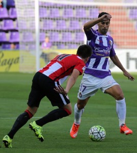 Moyano: "Queremos irnos de vacaciones enganchados al tren de arriba" 2 Moyano, ante un jugador del Bilbao Athletic Foto: Real Valladolid