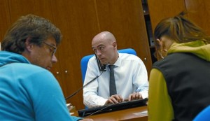 El Infante que quiere volver a reinar 3 Pablo Infante atendiendo a unos clientes en su sucursal Foto: El Periódico