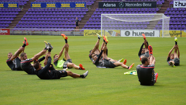 Chica vuelve a ejercitarse con el grupo