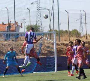 Tercer empate consecutivo del Promesas 2 Cristian pelea un balón aéreo || Foto: Rosa M. Martín