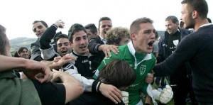 Apuesta por la tierra para seguir haciendo historia 2 Los jugadores del Lealtad celebrando el ascenso hace dos años || Foto: El Comercio
