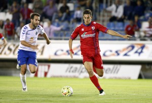 La Lupa: CD Numancia 2 Álex Alegría dirige el balón ||Foto: Heraldo de Soria