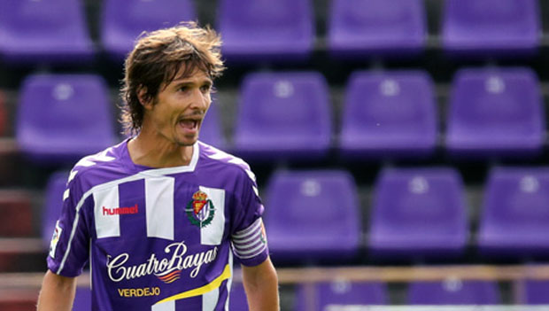 Capitán, vuelve pronto 1 Álvaro Rubio da órdenes durante el partido || Foto: Real Valladolid