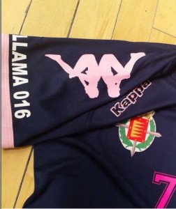 Dos hermanos, un compañero de viaje y la RSC 3 Detalle en la camiseta del Aula Cultural de esta temporada, con el 016, teléfono de asistencia ante casos de violencia de género