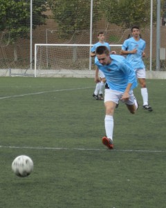 Pleno de derrotas en Liga Nacional 3 Miguel, del Arces, trata de alcanzar el balón || Sergio Sanz