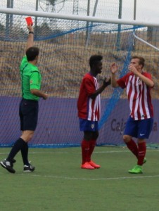 Empate muy trabajado del Real Valladolid ante el Atlético de Madrid 2 Óliver de la Fuente Ramos muestra la roja a Nics || Foto: Víctor Álvarez
