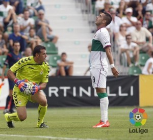 Larga vida a Esteban 3 Esteban ataja un balón ante Sergio León, del Elche