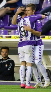 Primero el central, después el delantero, y luego ya veremos 3 Rodri abraza a Diego Rubio, ante la mirada de Albés Foto: Real Valladolid