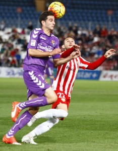 Entre Líneas: Presión e imprecisión 3 Villar cabecea el balón ante Iván Sánchez Foto: LFP