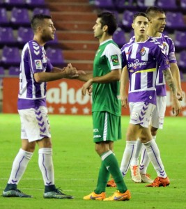Chica saluda a Sastre, ante la presencia de Hermoso y Samuel || Foto: Real Valladolid