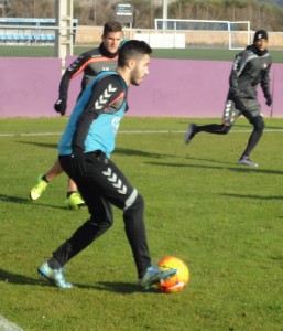 Portugal: "En Lugo saldremos a ganar" 2 Arroyo conduce el balón ante Diego Rubio y Mojica || Foto: Sergio Sanz