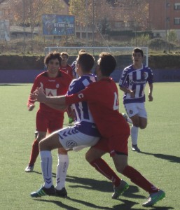 El Real Valladolid DH no culmina ante el Majadahonda 2 Costa intenta ganar la posición a Raúl Foto: Sergio Sanz