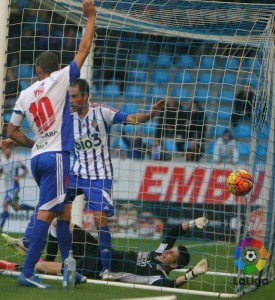 Yuri protesta el gol anulado a la Ponferradina