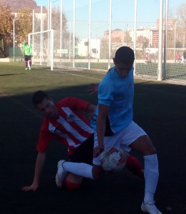 Segundo pleno de derrotas consecutivo en Liga Nacional 2 Mehdi, del Arces, protege el balón Foto: Sergio Sanz