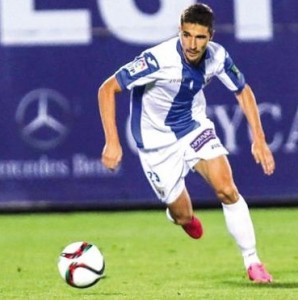 Omar Ramos avanza con el balón. || Foto: La Opinión