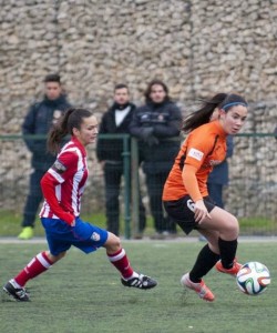 Ainoa Campo: "El interés del Atleti me animó en la recuperación" 2 Ainoa Campo, con el balón, durante su etapa en el Parquesol, en un partido contra el Atleti B Foto: Pablo Alonso