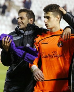 Clasificación del II Trofeo Blanquivioletas al mejor jugador 2 Villar abraza a Kepa tras el partido en Albacete Foto: LFP