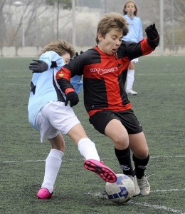 Un lance de un partido de fútbol base entre Arces y Arroyo Pisuerga el pasado fin de semana Foto: El Norte de Castilla