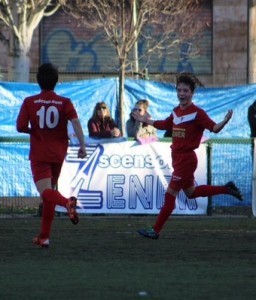 La UD Sur empató un partido en el que mereció más 2 Maxi celebra el gol con Emi || Foto: Víctor Álvarez