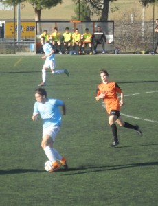 Empate agónico en el derbi de Liga Nacional 2 Borja, del Arces, conduce el balón Foto: Sergio Sanz