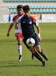 Achraf lidera a Madrid sub 18 ante Castilla y León 3 Silva, bajo la presión de Josete Foto: Víctor Álvarez