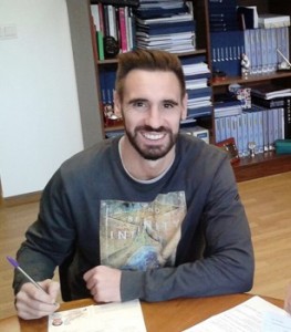 Borja vuelve a ser blanquivioleta 2 Borja firma su contrato Foto: Real Valladolid