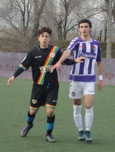 El Real Valladolid DH muere en la orilla del área 2 Juan intenta ganar la posición Foto: Sergio Sanz