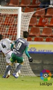 Dos triunfos y un empate a domicilio para empezar el 2016 4 Berrocal, en la acción del gol